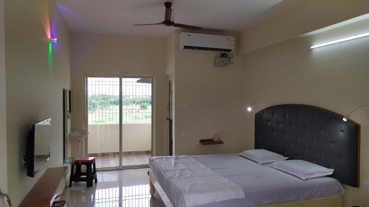 Srinivasa Hotel ティルパティ エクステリア 写真