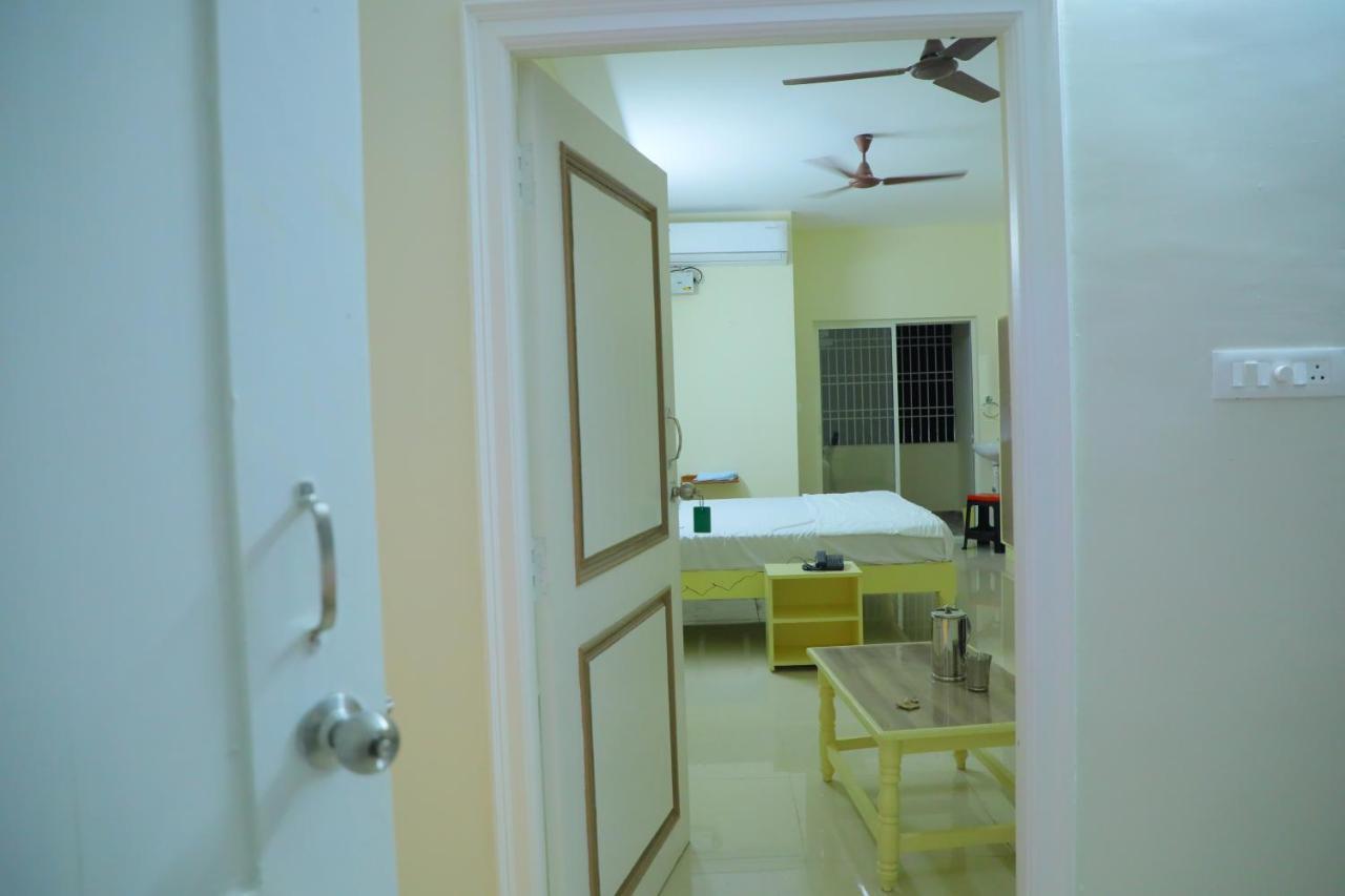 Srinivasa Hotel ティルパティ エクステリア 写真