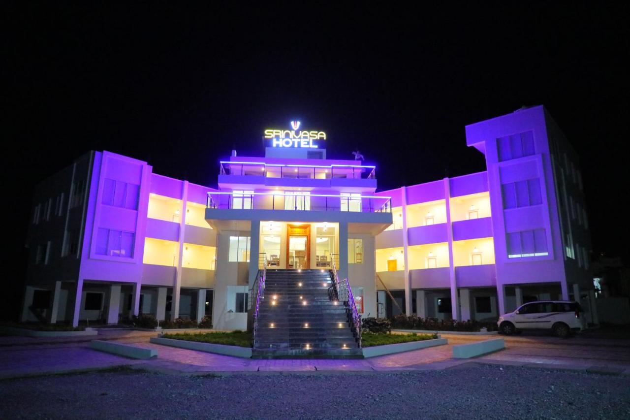 Srinivasa Hotel ティルパティ エクステリア 写真