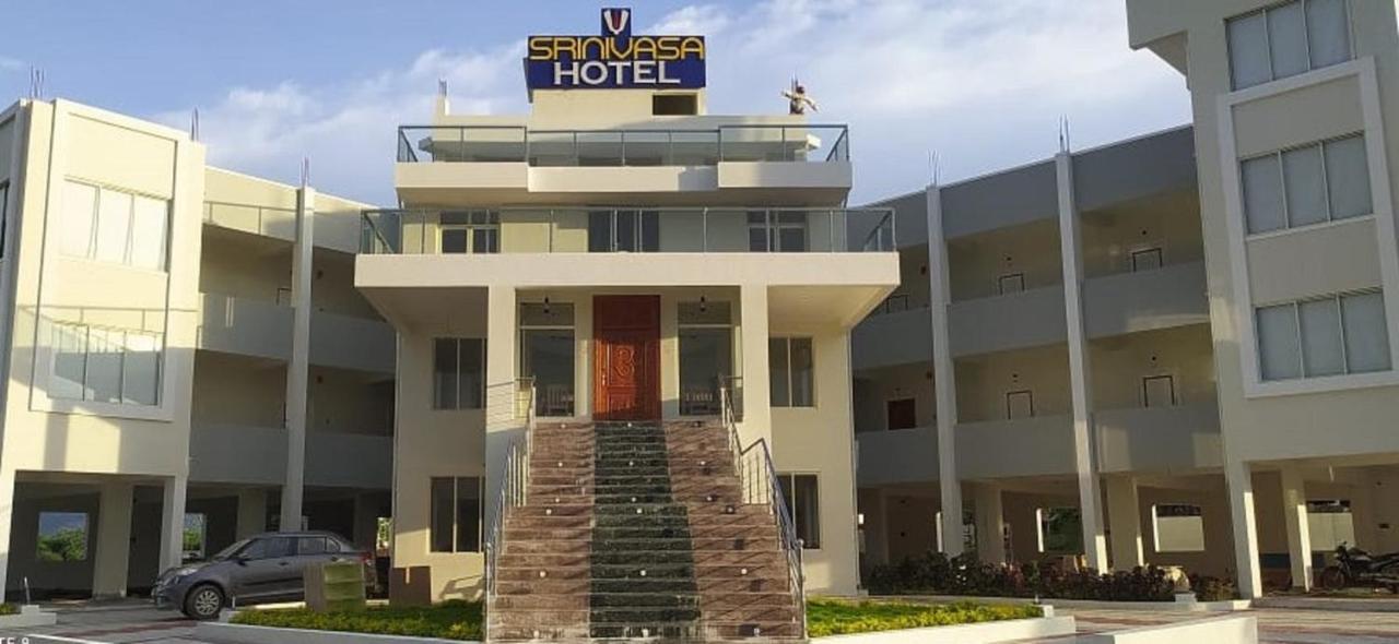 Srinivasa Hotel ティルパティ エクステリア 写真