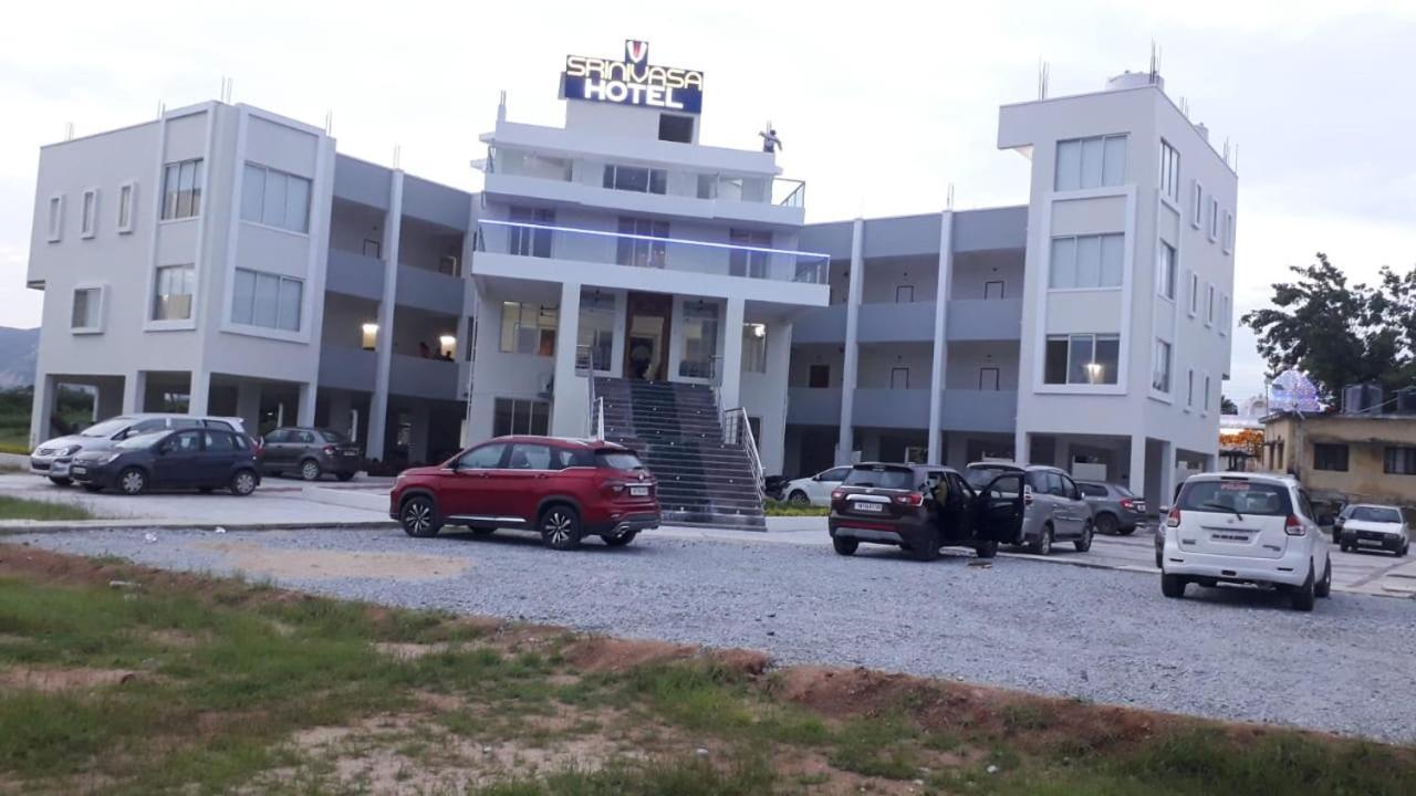 Srinivasa Hotel ティルパティ エクステリア 写真