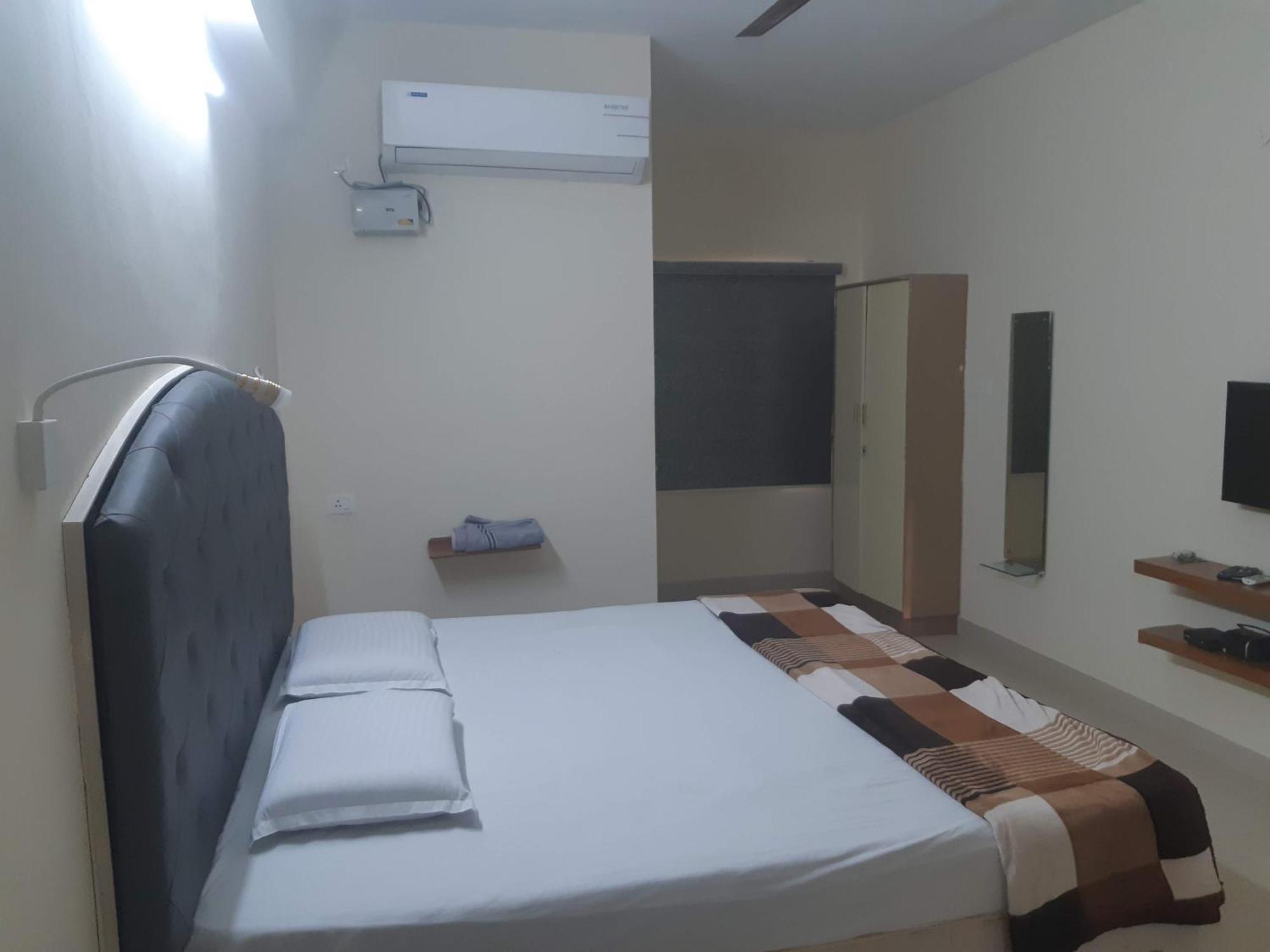 Srinivasa Hotel ティルパティ エクステリア 写真