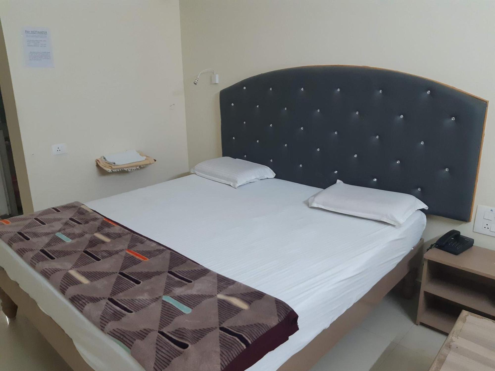 Srinivasa Hotel ティルパティ エクステリア 写真