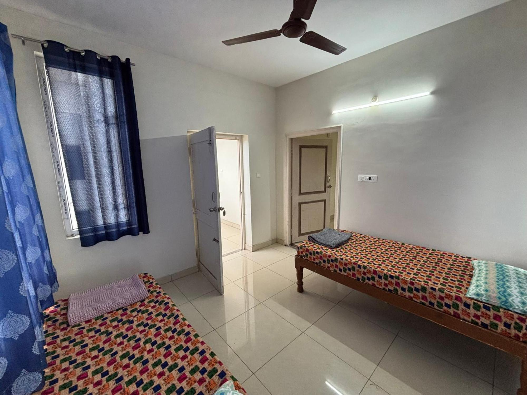 Srinivasa Hotel ティルパティ エクステリア 写真