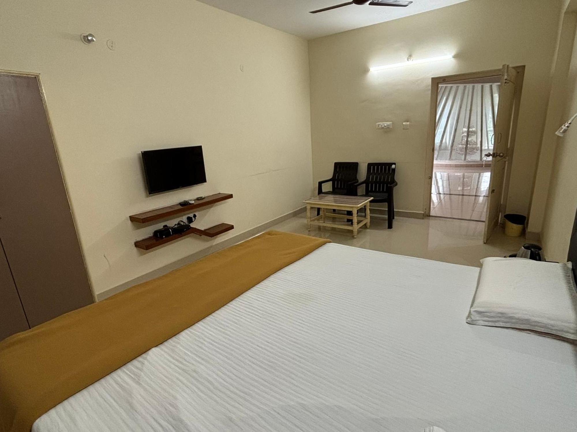 Srinivasa Hotel ティルパティ エクステリア 写真