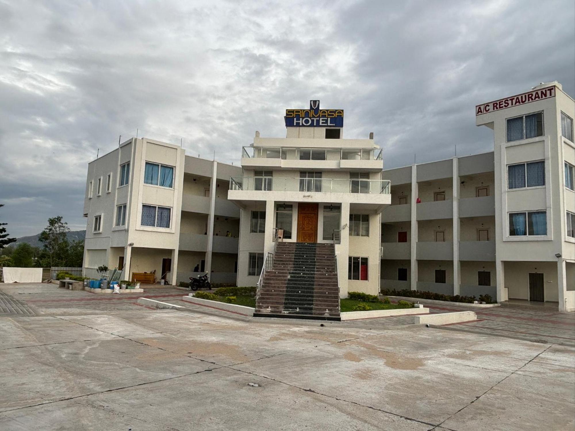 Srinivasa Hotel ティルパティ エクステリア 写真