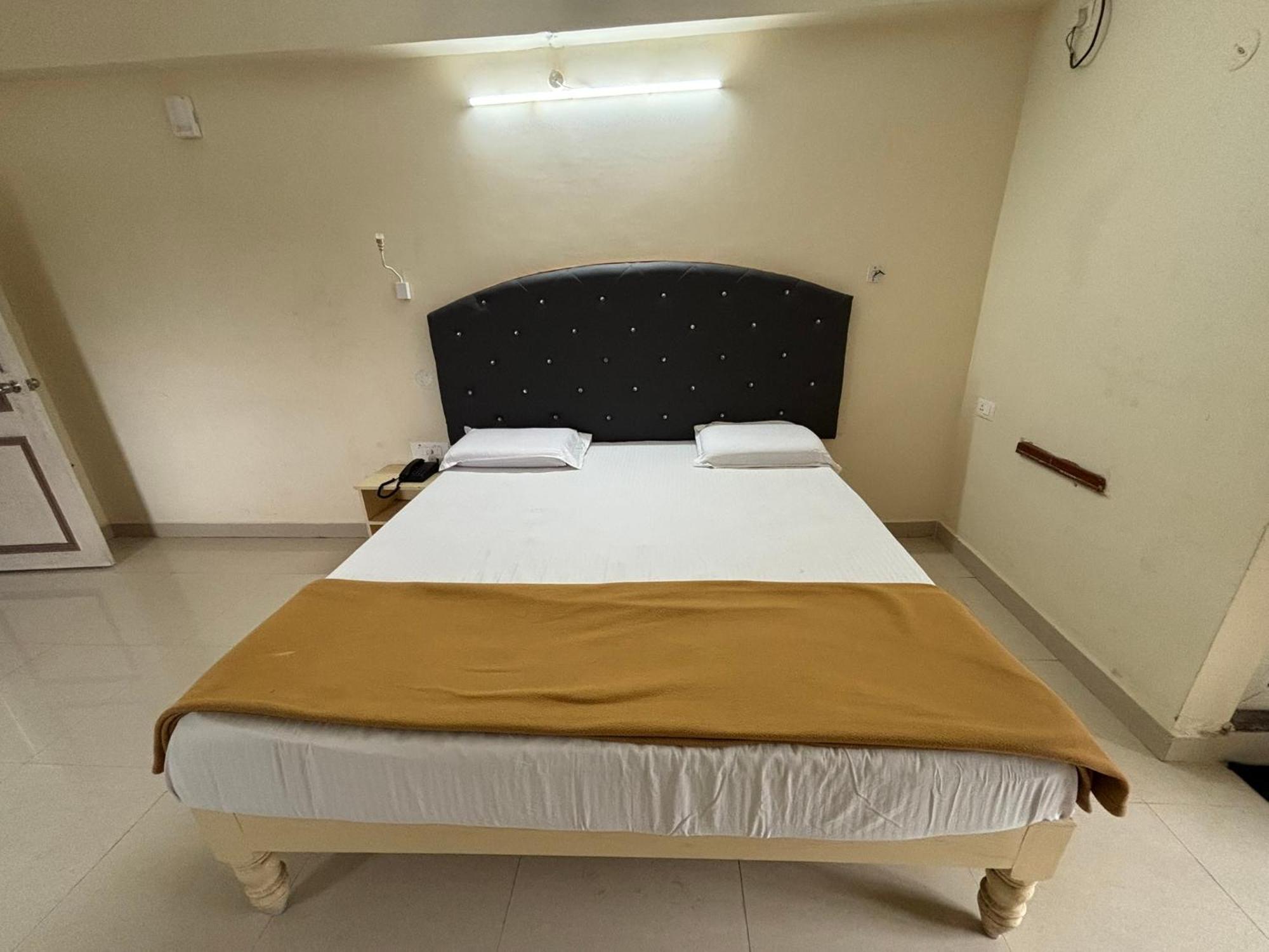 Srinivasa Hotel ティルパティ エクステリア 写真