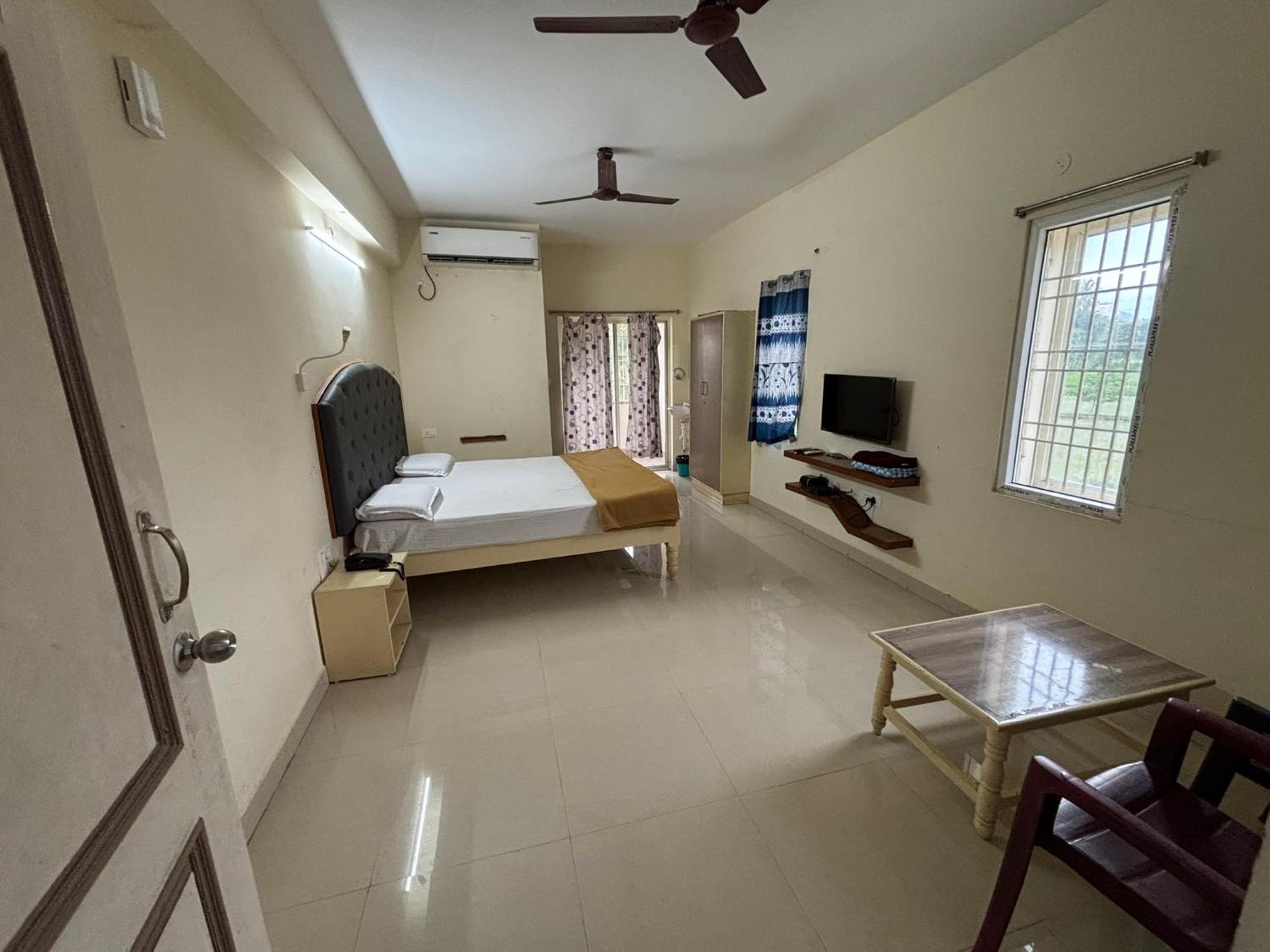 Srinivasa Hotel ティルパティ エクステリア 写真