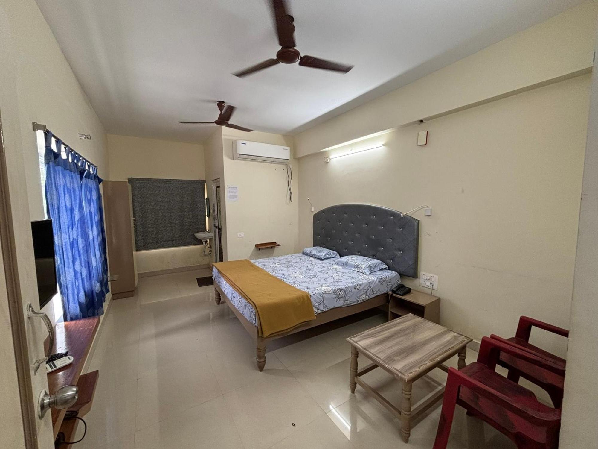 Srinivasa Hotel ティルパティ エクステリア 写真