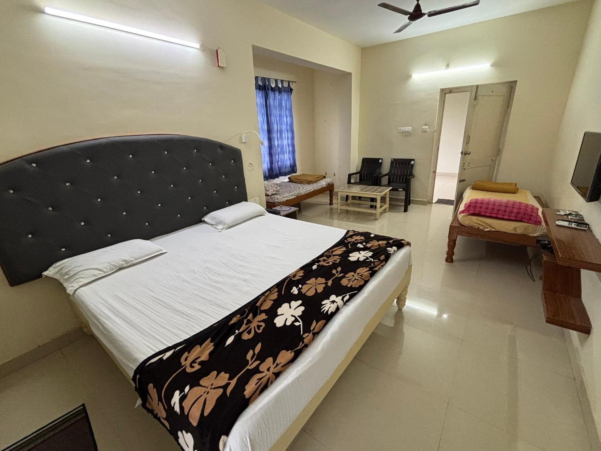 Srinivasa Hotel ティルパティ エクステリア 写真