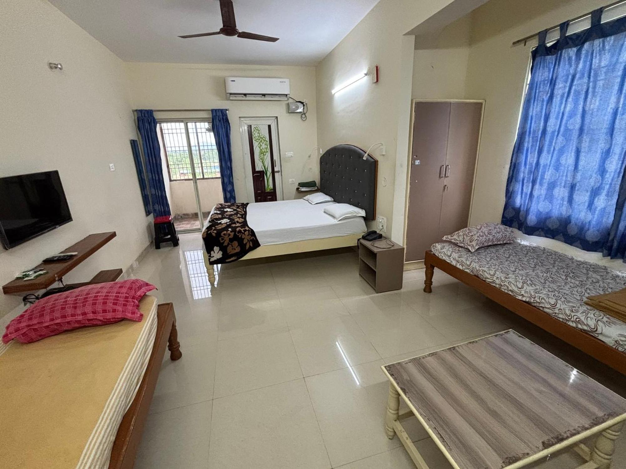 Srinivasa Hotel ティルパティ エクステリア 写真