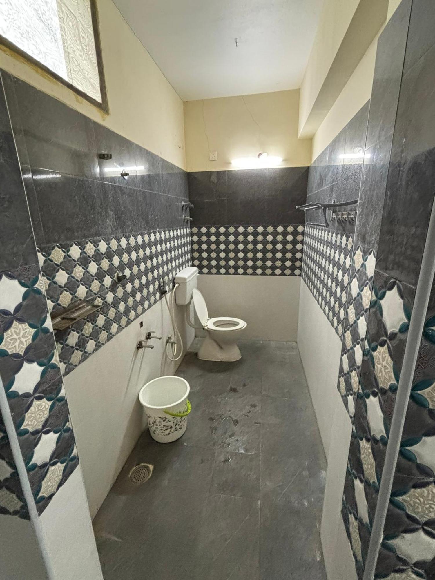 Srinivasa Hotel ティルパティ エクステリア 写真