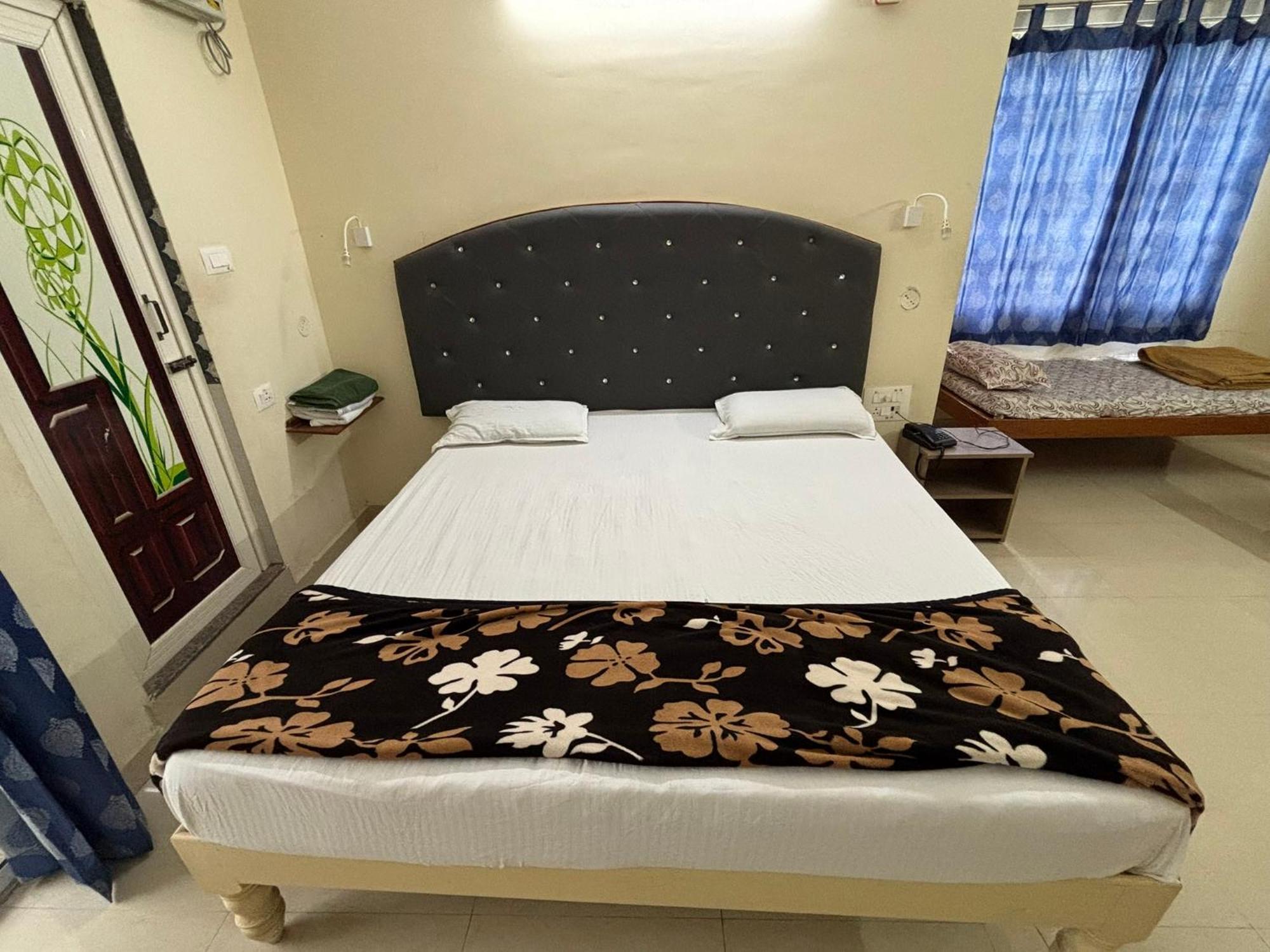 Srinivasa Hotel ティルパティ エクステリア 写真