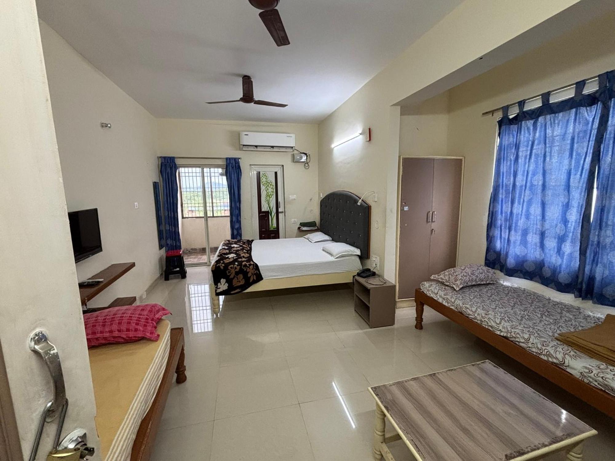 Srinivasa Hotel ティルパティ エクステリア 写真